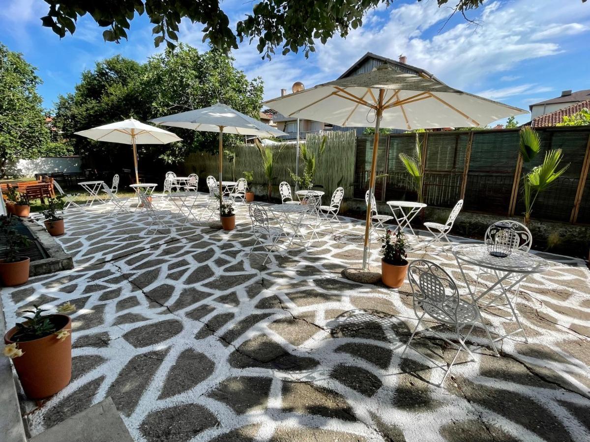 Amadina Garden Hotel Lozenec Kültér fotó