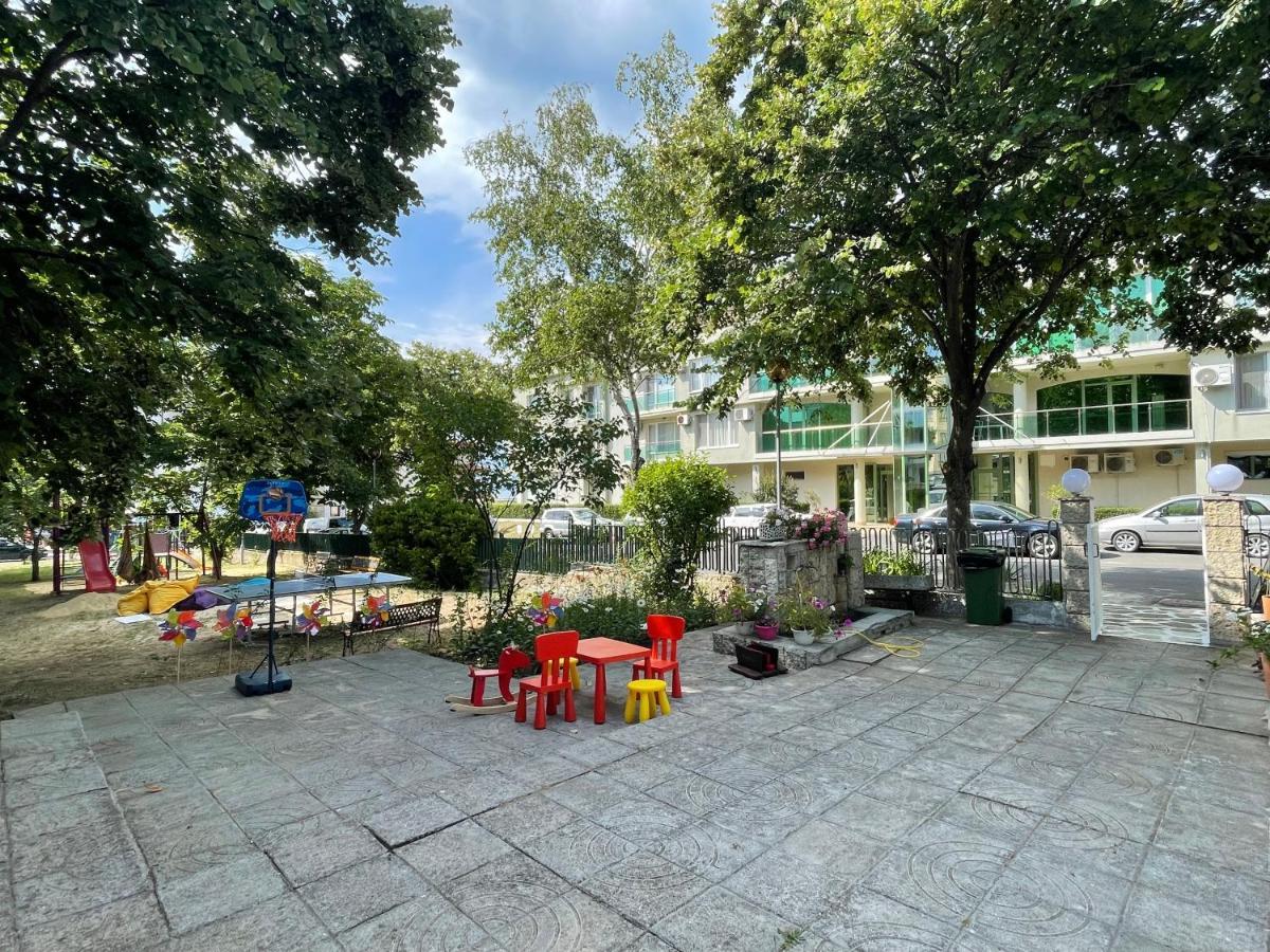 Amadina Garden Hotel Lozenec Kültér fotó