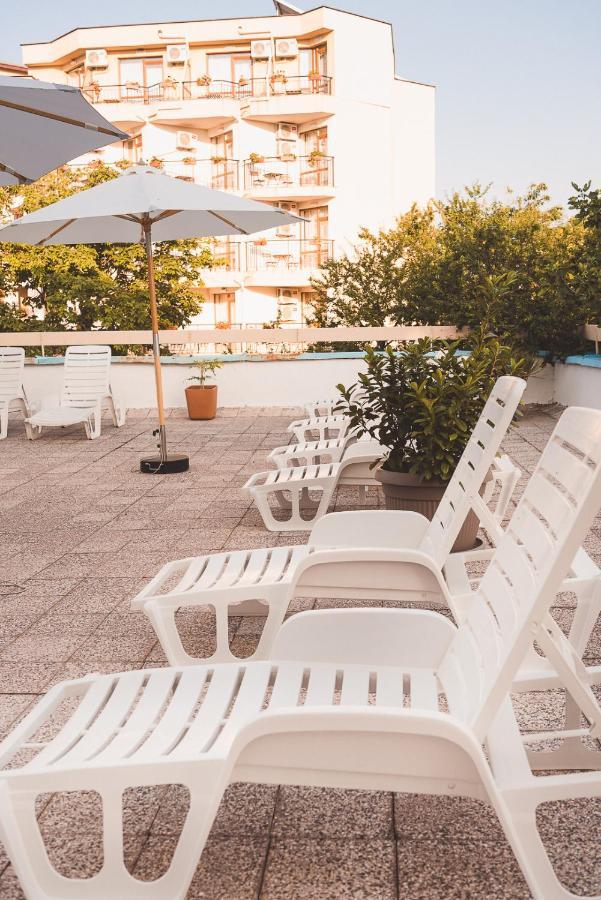Amadina Garden Hotel Lozenec Kültér fotó