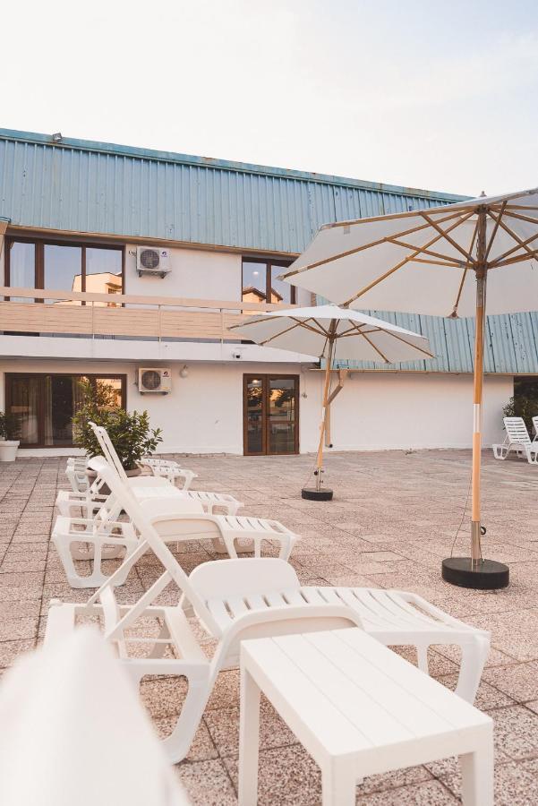 Amadina Garden Hotel Lozenec Kültér fotó