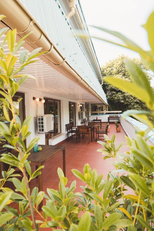 Amadina Garden Hotel Lozenec Kültér fotó