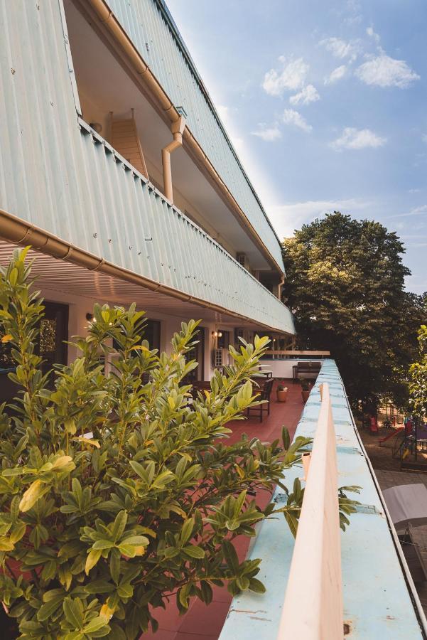 Amadina Garden Hotel Lozenec Kültér fotó