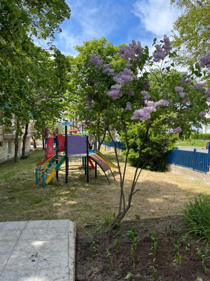 Amadina Garden Hotel Lozenec Kültér fotó