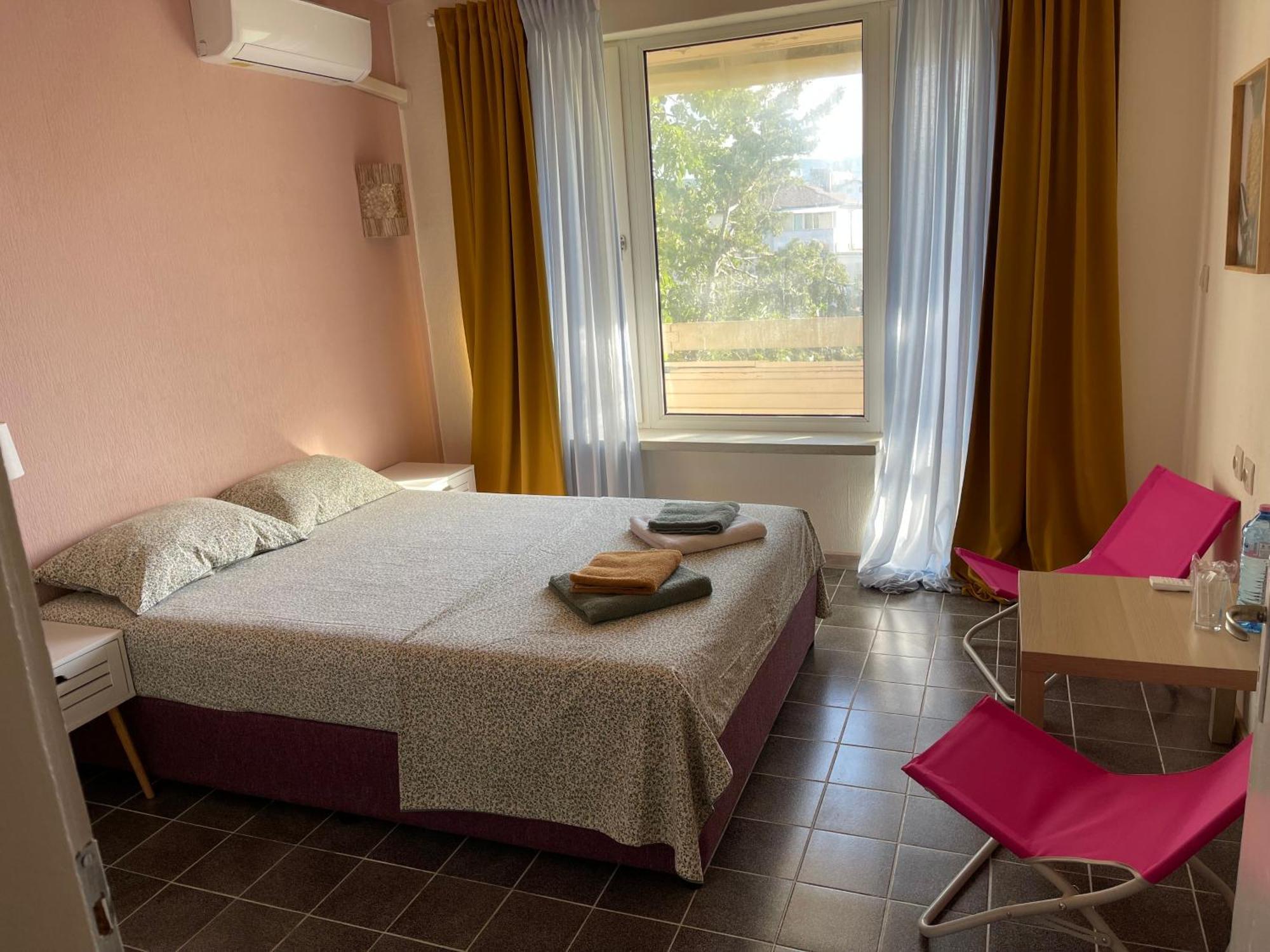 Amadina Garden Hotel Lozenec Kültér fotó