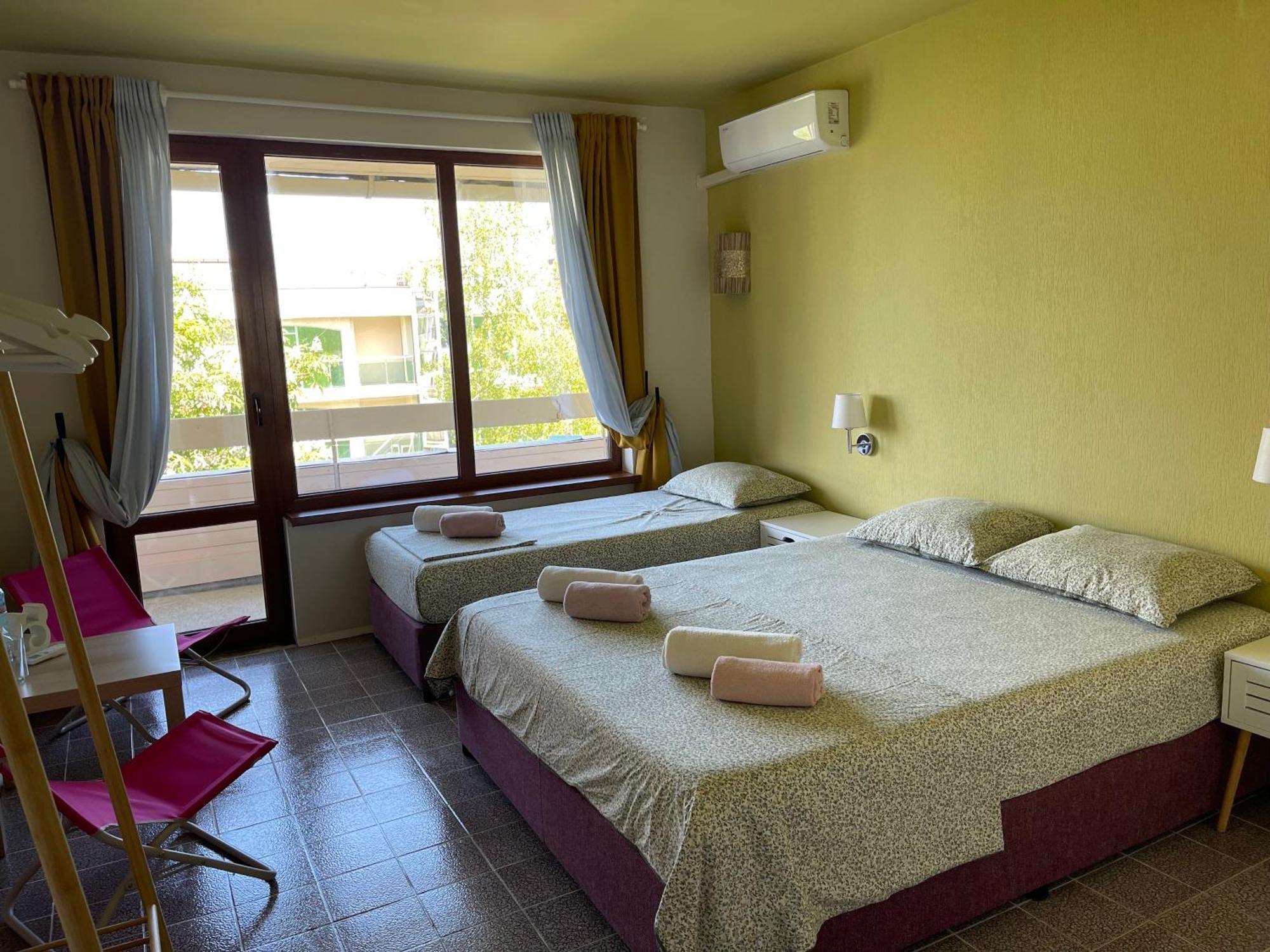 Amadina Garden Hotel Lozenec Kültér fotó