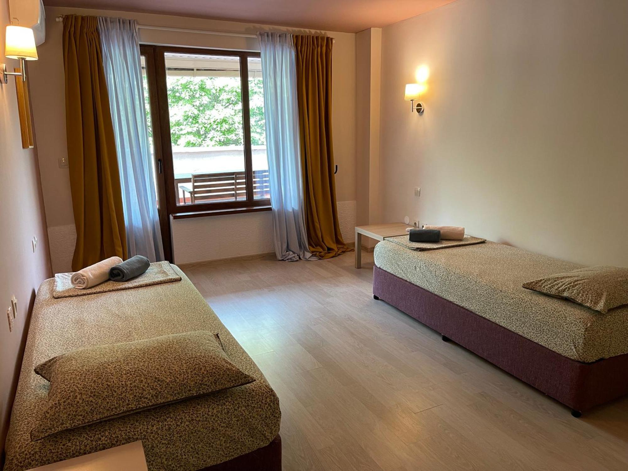 Amadina Garden Hotel Lozenec Kültér fotó