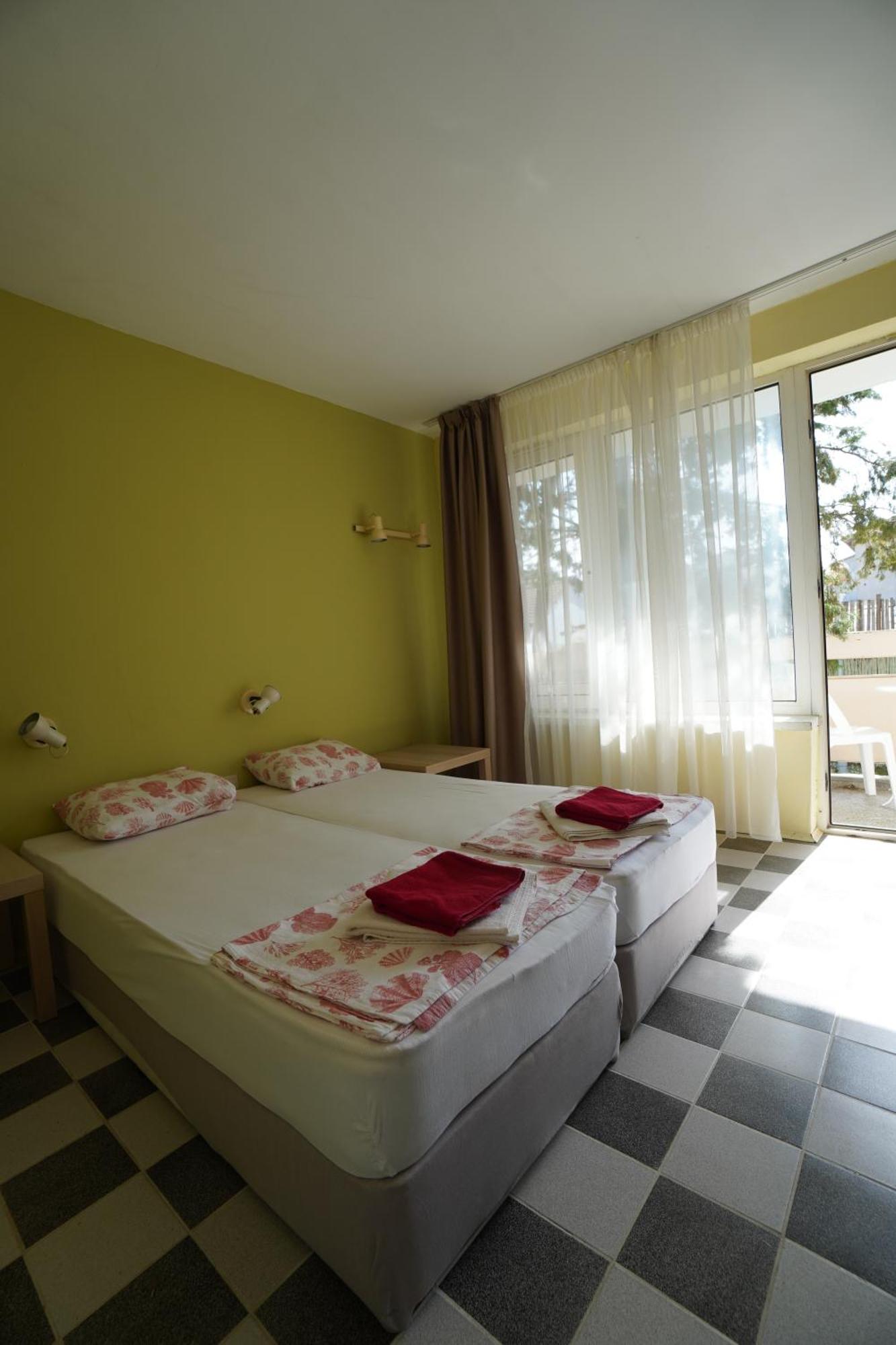 Amadina Garden Hotel Lozenec Kültér fotó